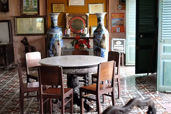 Ngôi nhà với nội thất theo kiểu phương Đông cùng vườn hoa được chăm sóc kỹ lưỡng là nơi quay nhiều bộ phim nổi tiếng như “Người tình”, “Người đẹp Tây Đô”... Ảnh: Minh Hằng.