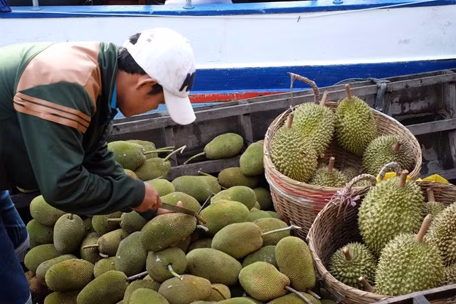 Chợ không chỉ có các ghe thuyền bán hoa quả mà còn có những người bán đồ ăn, đồ dùng. Nhiều gia đình sống trên thuyền từ thế hệ này sang thế hệ khác. Mọi hoạt động sinh hoạt đều diễn ra trên sông. Ảnh: Minh Hằng.