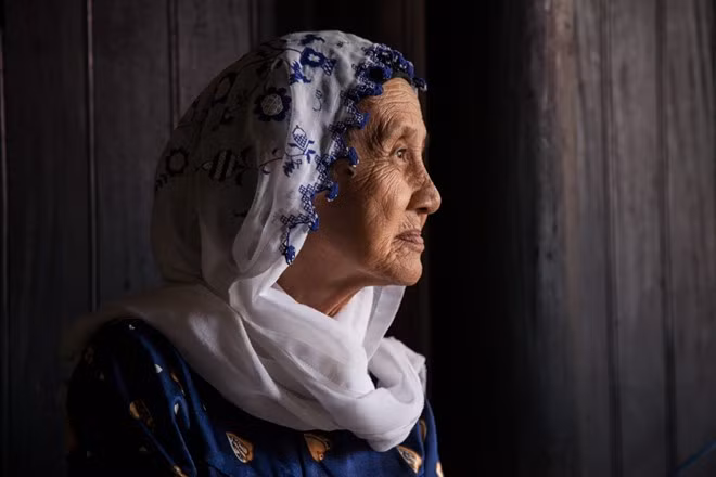  Dạo bước ở làng Chăm Phũm Soài (Châu Phong): Tới đây, du khách sẽ được ngắm nhìn những ngôi nhà xinh xắn theo kiến trúc truyền thống, tham quan xưởng dệt và trò chuyện với những người dân hồn hậu, thân thiện. Ảnh: Victoria Hotels &amp; Resorts.