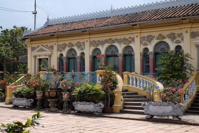  Chiêm ngưỡng nhà cổ Bình Thủy (Cần Thơ): Tới ngôi nhà cổ được mệnh danh là đẹp nhất miền Tây, du khách sẽ không khỏi sửng sốt trước quy mô và sự tinh tế tới từng chi tiết. Ảnh: Minh Hằng.
