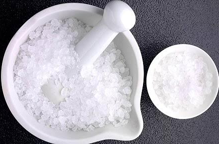 Dùng phèn chua rang lên, tán mịn. Sau khi tắm sạch, lau khô hố nách, lấy bột phèn chua xát vào hai hố nách. Mỗi ngày một lần. Bài thuốc này rất hiệu quả vì trong phèn chua có thành phần chính là nhôm sun - fat, khi mồ hôi ở nách tiết ra sẽ bị khử bởi chất này.