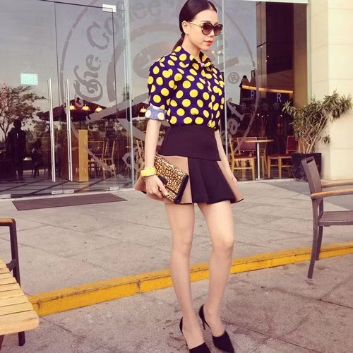 3. Giày khoét: Thủ thuật này sẽ giúp chân dài hơn khi bạn diện một chiếc váy ngắn như Trà Ngọc Hằng. Đơn giản bởi đây là nguyên tắc càng hở chân nhiều thì sẽ càng tạo cảm giác cao ráo hơn.