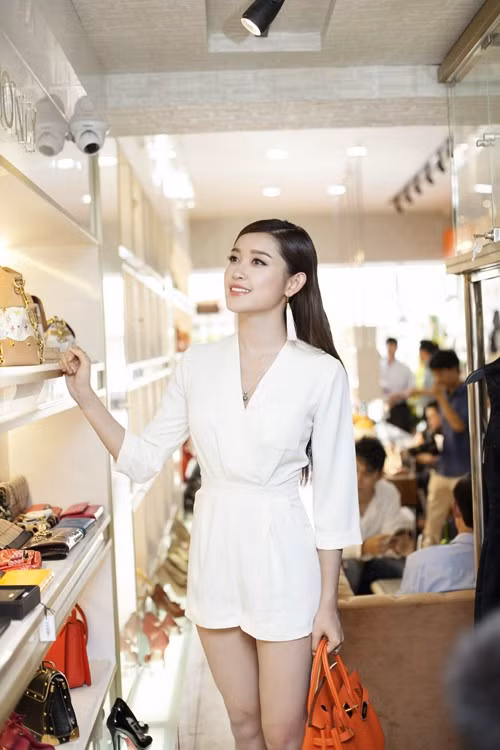 12. Thời trang cổ V: Huyền My thay vì tập trung sự chú ý vào phần dưới cơ thể thì lại chọn cách để cao ráo hơn với phần cổ khoét V, đây là thủ thuật giúp tạo chiếc cổ thon, cao, nhờ thế mà giúp bạn ăn gian chiều cao hiệu quả.