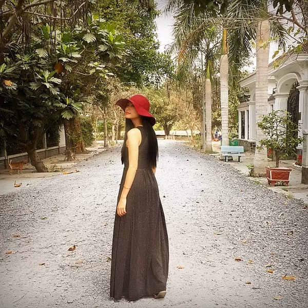 2. Váy maxi: Tương tự như quần ống loe, váy maxi không hề làm lùn người như bạn vẫn nghĩ. Bạn có thể học cách của Ngô Thanh Vân, hãy chọn váy thật dài và đi một đôi giày cao tùy thích, lưu ý cố gắng không để váy lộ đôi giày của bạn.