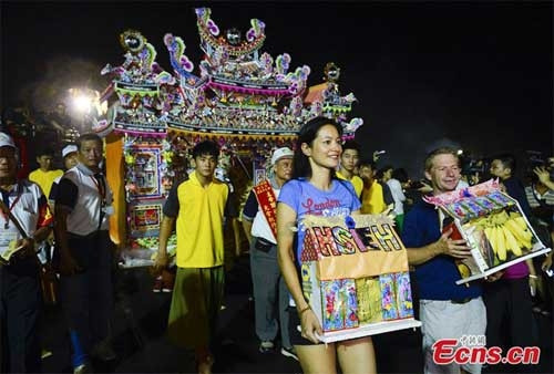 Phuong Dong cung co hon nhu the nao?-Hinh-2