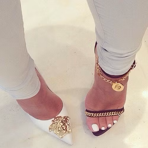 Các tiểu thư trong nhóm con nhà giàu "Rich Kids of Dubai" trên mạng xã hội Instagram cũng nằm trong số này. Với những bức ảnh xa hoa được tung lên mạng, chắc chắn có không ít người thèm khát được như họ. Từ việc ăn uống cho tới đi lại, du lịch, mua sắm,... đều khiến mọi người trên thế giới ao ước có được.