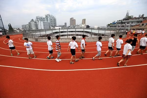 Với sự phát triển của thành phố, nhiều trường tiểu học và trung học nội thành Trung Quốc bị bao vây bởi ngày càng nhiều các tòa nhà cao tầng. Điều này khiến cho không gian vui chơi và hoạt động của các em học sinh ngày càng bị thu hẹp. Do vậy, kiến trúc độc đáo trên mái đã ra đời và được tận dụng.