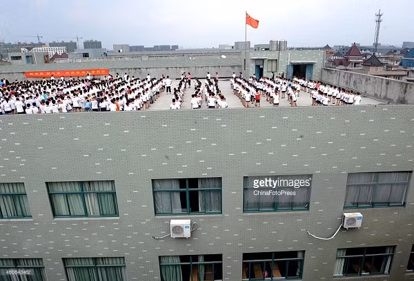 Tầng thượng vừa là sân vui chơi vừa là nơi diễn ra các hoạt động chính của trường.