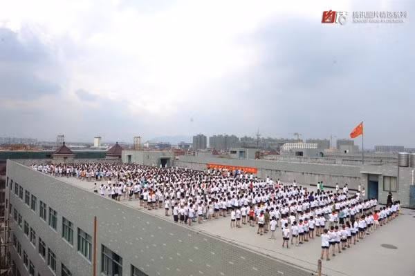 Học sinh tham dự lễ chào cờ trên tầng thượng tại trường tiểu học Tianhua tại Hàng Châu, Trung Quốc.