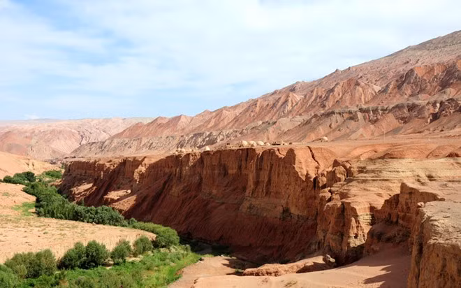  Sa mạc Taklamakan, Trung Quốc: Với những dãy núi hùng vĩ và nền cát có chỗ sâu tới 300 m, nơi đây có rất ít cây cối và không có người sống định cư. Một số thợ săn và các cộng đồng thiểu số trước kia sống kiểu du mục giờ đang được khuyến khích tới ở tại rìa sa mạc.