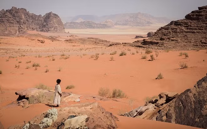 Ngày nay, những khu vực dễ tiếp cận của Wadi Rum đã được đưa vào khai thác du lịch, nhưng vẻ đẹp mê hồn trên sa mạc này vẫn còn nhiều bí ẩn khi mà du khách chỉ đến được khi có các hướng dẫn viên giàu kinh nghiệm.