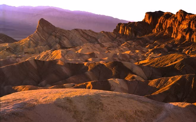  Thung lũng Tử Thần, Mỹ: Khu vực nóng nhất, khô nhất và thấp nhất Bắc Mỹ này nằm ở Đông California. Đây là một trong những nơi nóng nhất thế giới, do nằm ở độ sâu 86 m dưới mực nước biển và dãy núi xung quanh giữ lại lượng nhiệt. Nhiệt độ thường xuyên lên tới 49 độ C.