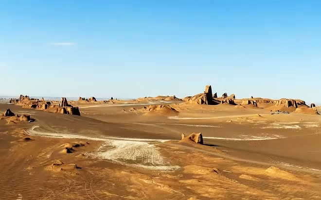  Dasht-e Lut, Iran: Đây là một trong những nơi nóng nhất và khô nhất thế giới. Khu vực khắc nghiệt nhất là Gandom Beryan, một cao nguyên lớn phủ nham thạch.