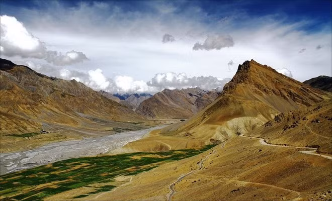 Ngọn núi mà thiền viện tọa lạc thuộc thung lũng Spiti, bang Himachal Pradesh, Ấn Độ. Đây là một trong những thiền viện Phật giáo lớn nhất, cổ nhất trên thế giới. Nó cũng là trung tâm đào tạo các Lạt ma.