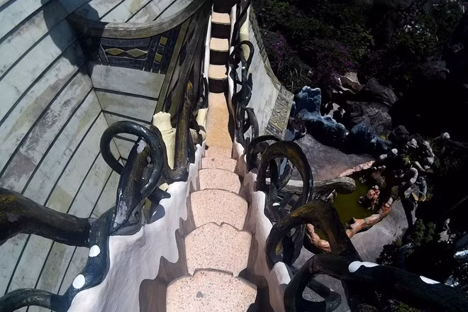 Đường đi được xây dựng như những chiếc thang dây nhỏ hẹp chỉ vừa đủ một người di chuyển. Anh Quốc Thắng, đến từ TP HCM, cho biết, anh khá ngạc nhiên với kiến trúc của công trình này. Giá vé tham quan là 30.000 đồng. Tuy nhiên, giá thuê phòng khá đắt, khoảng 1,5 triệu đồng một ngày đêm.