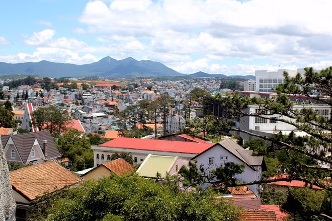 Khách nghỉ tại biệt thự có thể nhìn toàn cảnh Đà Lạt từ trên đỉnh.