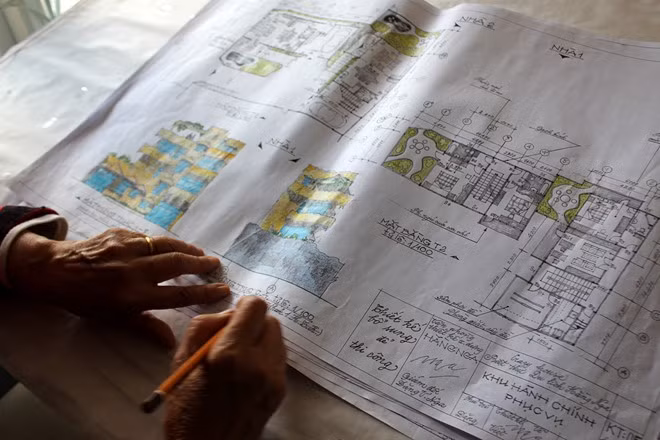 Bà Nga tự tay thực hiện toàn bộ quá trình xây dựng, từ khâu lên ý tưởng, bản vẽ thiết kế cho đến thi công. "Tôi trực tiếp thuê thợ về xây theo yêu cầu của mình, chứ không ký hợp đồng với bất kỳ công ty xây dựng nào. Tuy vậy, phải mất một thời gian, họ mới hiểu và thực hiện đúng ý mình", chủ nhân của biệt thự nói.