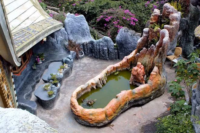 Những tiểu cảnh cây xanh hồ nước nằm rải rác khắp nơi, tạo cảm giác gần gũi với thiên nhiên. Hàng ngày, khu biệt thự đón khoảng 500-1.200 lượt người tham quan.