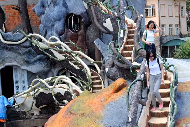 Biệt thự xây dựng theo ý tưởng "thoát xác". Phía dưới được thiết kế như hang động ma quỷ, lên cao là khung cảnh như mê cung với những lối đi chằng chịt. Khắp nơi đều là cầu thang. Khách có thể đi từ dưới lên đến tận mái nhà.