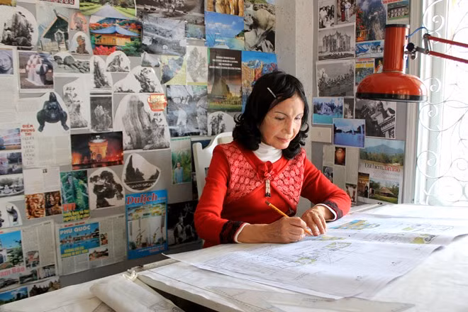 Theo lời bà Nga, sau 17 năm hoạt động và 6 lần nộp hồ sơ, biệt thự kỳ quái này mới được cấp phép. Nguyên nhân chính khiến cho dự án lâu được cấp phép là kiến trúc phức tạp, khác lạ so với những công trình khác lúc bấy giờ. Dù có thiết bị máy móc hiện đại nhưng mọi bản vẽ bà Nga đều vẽ bằng tay.