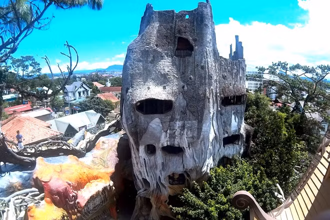 Ấn tượng nhất khu biệt thự này là hệ thống khách sạn kỳ quái, với khoảng 10 phòng có giá cho thuê 35-75 USD một đêm.