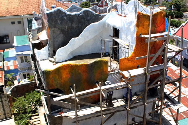 Hiện nay, khu biệt thự tiếp tục xây dựng thêm nhiều phòng khách sạn dành cho du khách. Nhân viên hướng dẫn cho biết, dù giá phòng cao nhưng lượng khách vẫn đông, chủ yếu là người nước ngoài.