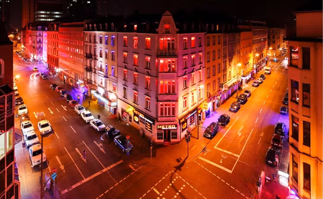 Đức: Người Đức khá cởi mở về chuyện tình dục và coi việc nam giới trả tiền để vui vẻ ở các nhà thổ là chuyện bình thường. Đức đã hợp pháp hóa mại dâm từ năm 2002. Tại thành phố Frankurt có một trong những khu phố đèn đỏ nổi tiếng nhất thế giới được rất nhiều khách du lịch ghé thăm. Ảnh: The Richest.