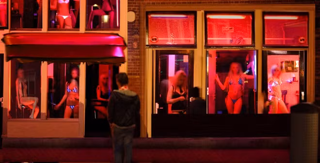 Amsterdam, Hà Lan: Có thể nói không nơi nào nức tiếng hơn Amsterdam về những khu phố đèn đỏ. Đây là địa điểm được nhiều du khách trẻ tuổi từ khắp nơi trên thế giới tìm đến để tận hưởng một quãng thời gian tự do, vui vẻ. Ảnh: Taringa.