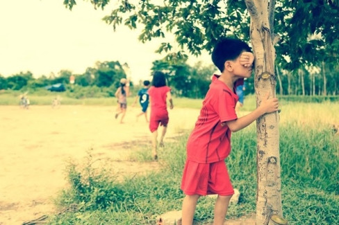 Tấn Duy cho biết, gia đình các nhân vật trong bộ ảnh sẵn sàng cho phép con đi chụp dù trời rất nắng. Các em tham gia trò chơi vô tư, nhiệt tình cũng giúp tác giả có nhiều cảm xúc hơn.