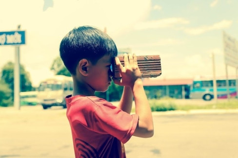 Các bạn nhỏ cũng tự biến cục gạch thành ống nhòm.