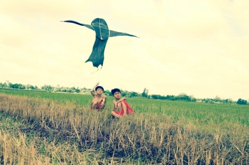 Trò chơi thả diều trên cánh đồng lúa rộng lớn.