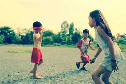 Trò bịt mắt đuổi bắt nhau.