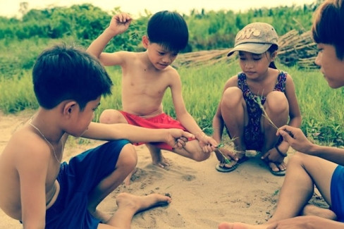 Tấn Duy thổ lộ: "Tôi tìm thấy tuổi thơ của chính mình trong bộ ảnh. Có lẽ, nhiều người Việt từng sinh ra và lớn lên tại các vùng quê cũng nhìn thấy mình trong đó, như tôi".