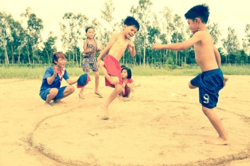 Trong ảnh là những trò chơi như nhảy lò cò trong vòng tròn, nhắm mắt ú tìm, đá bóng, bắn bi,... mà trẻ em thành thị rất hiếm khi được tham gia.