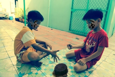 Trò chơi oẳn tù tì bôi nhọ nồi.