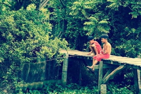 Hay trò câu cá trên chiếc cầu gỗ đơn sơ.