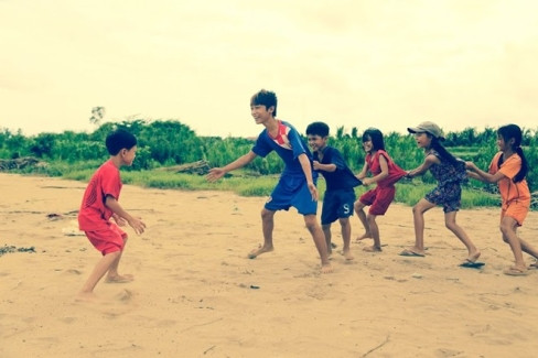 Khó khăn khi thực hiện bộ ảnh ký ức tuổi thơ của Tấn Duy là tìm kiếm các em nhỏ để dẫn đi chụp bởi ít người sẽ không đủ tham gia các trò chơi tập thể. Tuy nhiên, khi nhiều bạn rủ nhau đến, anh lại quản lý không xuể vì có một số em mới học lớp lá.