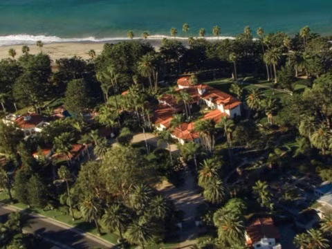 Ngay từ năm đầu tiên tại vị, ông đã "tậu" cho mình một căn biệt thự xa xỉ ở San Clemente, California và đây được mệnh danh là " Nhà Trắng miền Tây" của Cố Tổng thống. Biệt thự xa xỉ này rộng tới hơn 5 mẫu đất và có đường bờ biển dài hơn 150m.