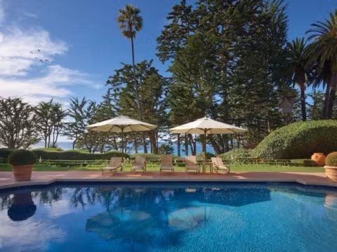 Đây được coi là nơi nghỉ dưỡng của chủ nhân hiện tại. Ông Herbert cho xây dựng cả một quầy bar nhằm phục vụ khách và cả một dãy nhà rộng lớn dành cho những người đến thăm.