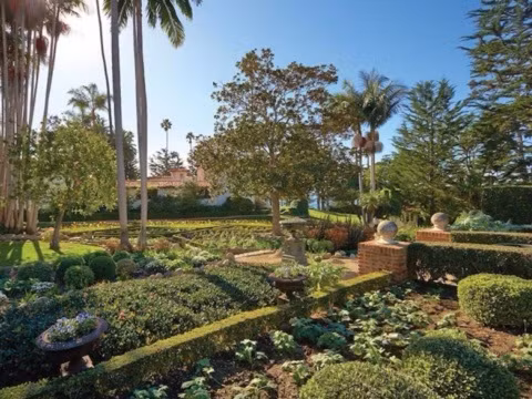 Những khu vườn được Herbert thuê người chăm sóc cẩn thận.