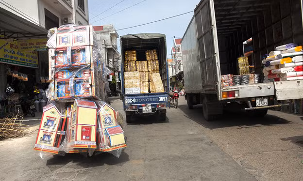 Đầu tháng 7 âm lịch, làng chuyên sản xuất vàng mã cúng rằm tháng 7 Đông Hồ (Thuận Thành, Bắc Ninh) bắt đầu nhộn nhịp cảnh xe tải chở hàng đi các tỉnh, thành giao cho khách.