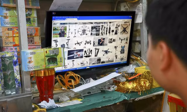 Anh Chiến, chủ một cơ sở chia sẻ: “Bất cứ yêu cầu nào của khách hàng chúng tôi đều đáp ứng hết. Mẫu mã thì tham khảo trên mạng. Mới hôm qua tôi hoàn thành và giao cho khách hàng chiếc đàn piano với kích thước 1/1, giá 1 triệu đồng và chiếc máy bay không người lái flying cam 200.000 đồng".