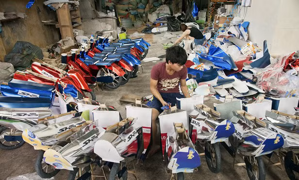 Những đồ dùng giống đời thường bằng giấy như xe máy SH không còn lạ. Tuy nhiên, nếu khách về tận nơi mua, sản phẩm sẽ có giá rất rẻ, khoảng 40.000 đồng một chiếc.