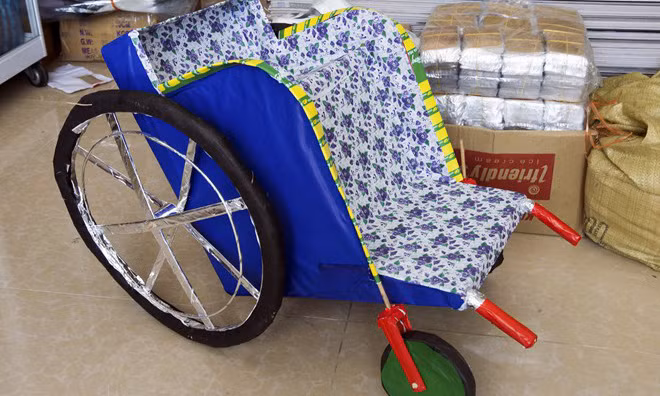 Năm nay, thị trường vàng mã cúng cô hồn đồ dùng cho người cõi âm còn xuất hiện cả xe lăn.