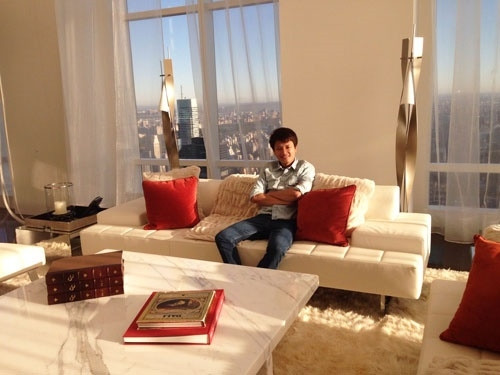 Không chỉ có căn biệt thự xa hoa như trên, vợ chồng Hà Phương còn khiến ông trùm bất động sản Donald Trump “tái mặt” khi chi 34,3 triệu USD (hơn 723 tỉ đồng) mua trọn tầng 89 và nửa tầng 90 tháp Trump World Tower, nằm ở số 845 United Nations Plaza, đại lộ First Avenue, giữa đường 47 và 48, quận Manhattan, New York.