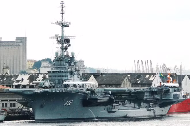 Theo Infodefensa, tháng 12/2014, Hải quân Brazil thông báo sẽ hiện đại hóa tàu sân bay A12 để kéo dài thời hạn sử dụng đến năm 2039. Quá trình này sẽ hoàn tất vào năm 2019, trở lại phục vụ từ năm 2021. Đến năm 2039, Sao Paulo đạt cột mốc 79 năm phục vụ, đưa nó trở thành tàu sân bay già nhất thế giới. Ảnh: Filck