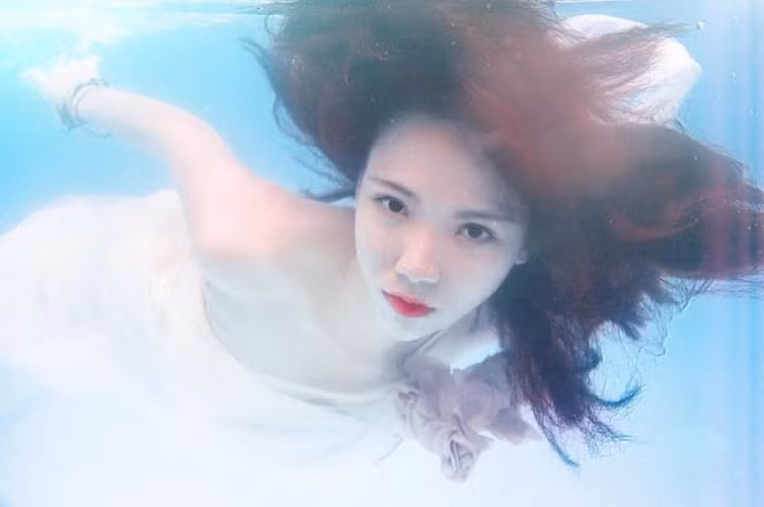 Nữ đạo diễn 9X Luk Vân (Hồ Hải Vân), sinh năm 1990, tốt nghiệp loại Giỏi, Thủ khoa khóa Đạo diễn điện ảnh K8 của trường ĐH Sân khấu Điện ảnh TP HCM. Hiện Luk Vân đang là đạo diễn nổi danh nhờ loạt phim tình cảm lãng mạn được đăng tải trên mạng.