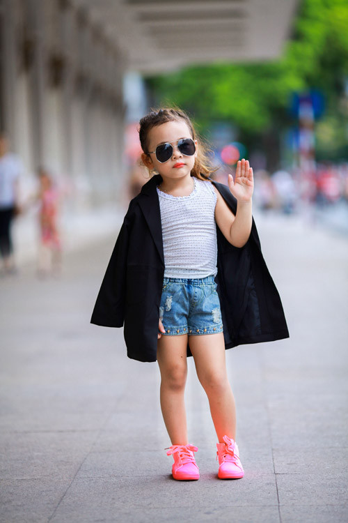 Mặc dù nhỏ tuổi nhưng Nam Phương rất thích làm mẫu ảnh. Bé luôn tự tin và tạo dáng chuyên nghiệp khi đứng trước ống kính máy ảnh.