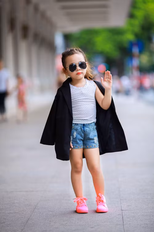 Mặc dù nhỏ tuổi nhưng Nam Phương rất thích làm mẫu ảnh. Bé luôn tự tin và tạo dáng chuyên nghiệp khi đứng trước ống kính máy ảnh.