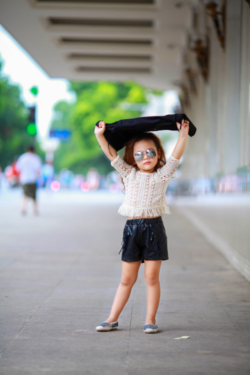 Tạo dáng như siêu mẫu.